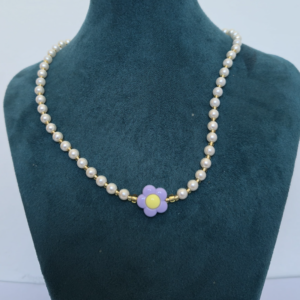 Collar Flor - Perlas con Flor Acrílico Lila y Amarillo