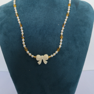 Collar Moña - Perlas con cristales dorados y dije acrilico