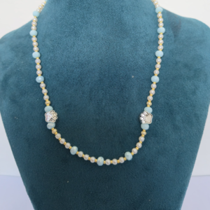 Collar Huellitas - Perlas con cristales celestes y dije acrilico