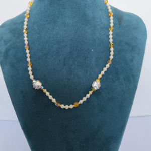 Collar Huellitas - Perlas con cristales dorados y dije pewlter