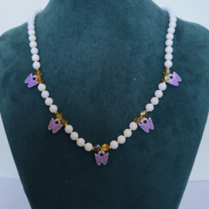 Collar Mariposa con perlas acrilicas con dije morado
