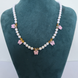 Collar Mariposa – perlas acrilicas con 5 dijes acrilico rosa