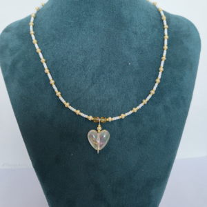 Collar Corazon con mostacillas vidrio dije dorado 2