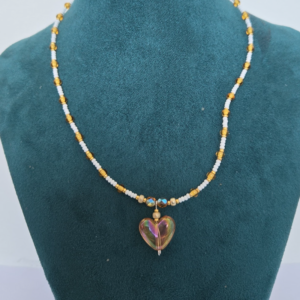 Collar Corazon con mostacillas vidrio dije dorado