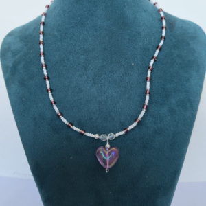 Collar Corazon con mostacillas vidrio dije lila