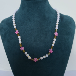 Collar florecitas con perlas acrilicas con dije fuscia