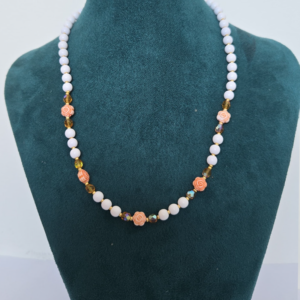 Collar Rosita-  perlas acrilicas con 5 dijes acrilico naranja