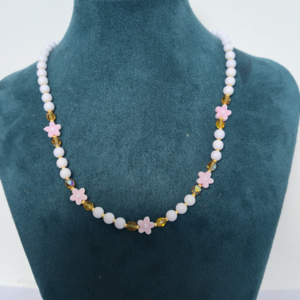 Collar Florecitas - perlas acrilicas con 5 dijes acrilico rosado