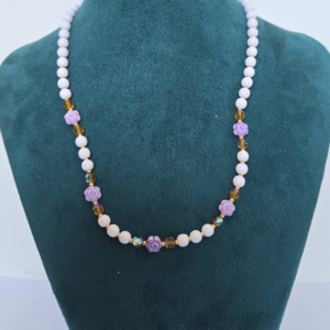 Collar Rosita-  perlas acrilicas con 5 dijes acrilico morado